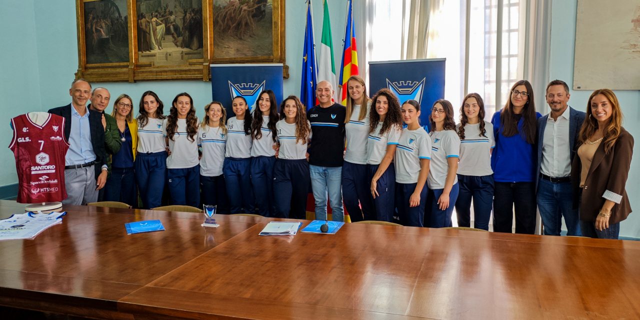 https://www.guiscards.it/wp-content/uploads/2026/10/2026-10-volley-presentazione-comune-salerno_001-1280x640.jpg